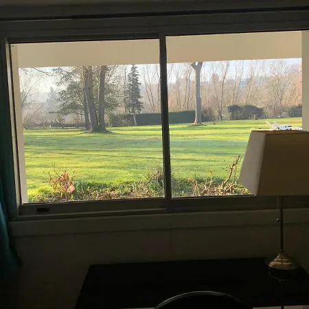 Independant Avec Terrasse Au Bord De La Riviere, Jardin 8000m2, Piscine, Parking Gratuit Proche Disneyland Isles-les-Villenoy