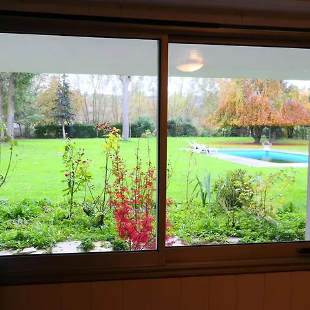 Independant Avec Terrasse Au Bord De La Riviere, Jardin 8000m2, Piscine, Parking Gratuit Proche Disneyland * Isles-les-Villenoy