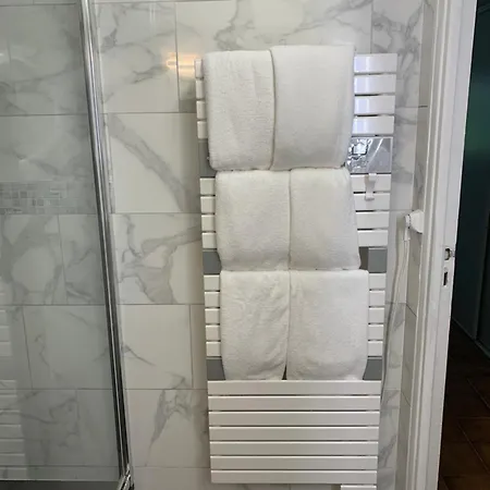 Independant Avec Terrasse Au Bord De La Riviere, Jardin 8000m2, Piscine, Parking Gratuit Proche Disneyland Apartment