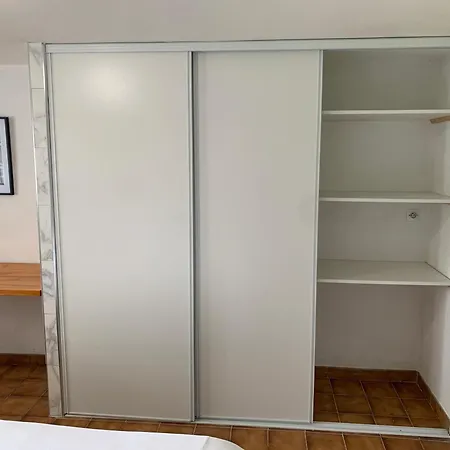 Apartment Independant Avec Terrasse Au Bord De La Riviere, Jardin 8000m2, Piscine, Parking Gratuit Proche Disneyland Isles-les-Villenoy