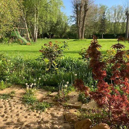 Apartment Independant Avec Terrasse Au Bord De La Riviere, Jardin 8000m2, Piscine, Parking Gratuit Proche Disneyland Isles-les-Villenoy