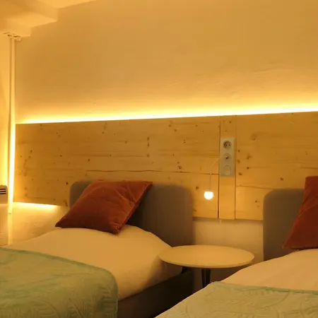 Independant Avec Terrasse Au Bord De La Riviere, Jardin 8000m2, Piscine, Parking Gratuit Proche Disneyland Isles-les-Villenoy