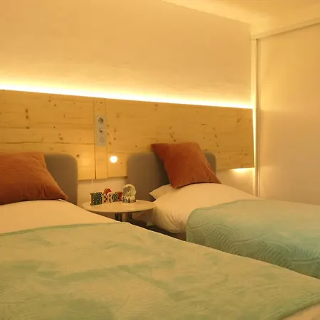 Independant Avec Terrasse Au Bord De La Riviere, Jardin 8000m2, Piscine, Parking Gratuit Proche Disneyland * Isles-les-Villenoy