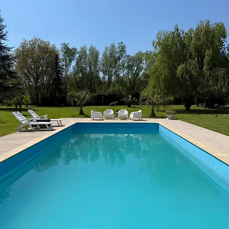 Apartment Independant Avec Terrasse Au Bord De La Riviere, Jardin 8000m2, Piscine, Parking Gratuit Proche Disneyland Isles-les-Villenoy