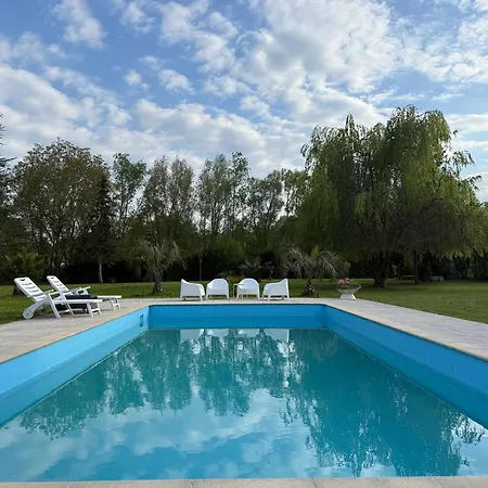 Independant Avec Terrasse Au Bord De La Riviere, Jardin 8000m2, Piscine, Parking Gratuit Proche Disneyland * Isles-les-Villenoy