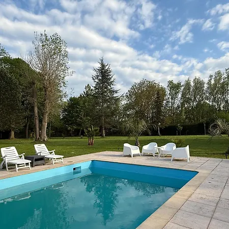 Independant Avec Terrasse Au Bord De La Riviere, Jardin 8000m2, Piscine, Parking Gratuit Proche Disneyland